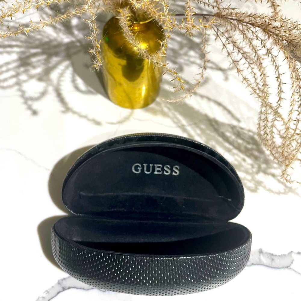 🌸3 for $30 GUESS Sunglasses Case black